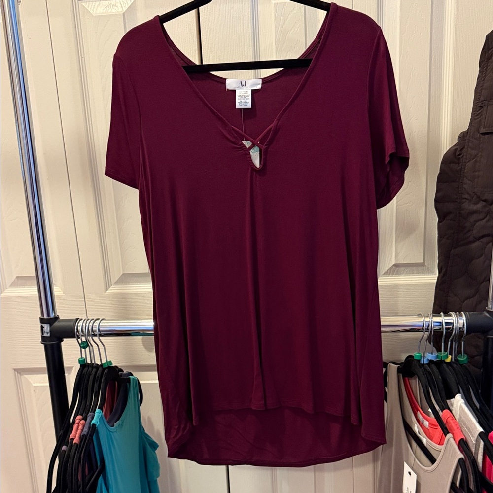 Avenue Short Sleeve V-Neck Keyhole Top in Deep Wine